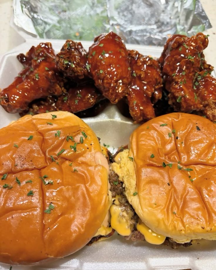 Cheese Burger + 2 Wings